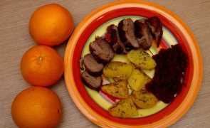 Piers z kaczki z pieczonymi ziemniaczkami i buraczkami-Karolina Gawlowicz